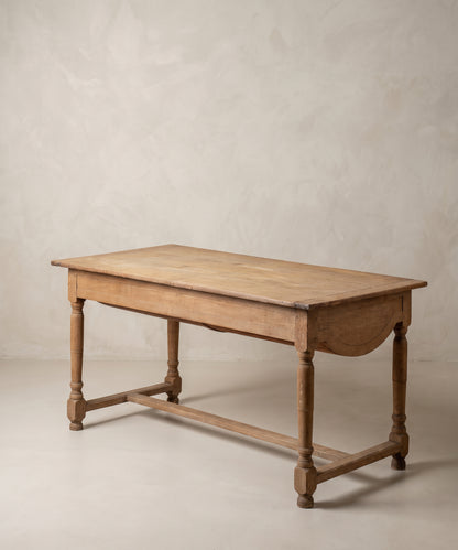 Mesa artesa Luis XIII de roble vista diagonal con chambrana en H — Antique Arte y Decoración