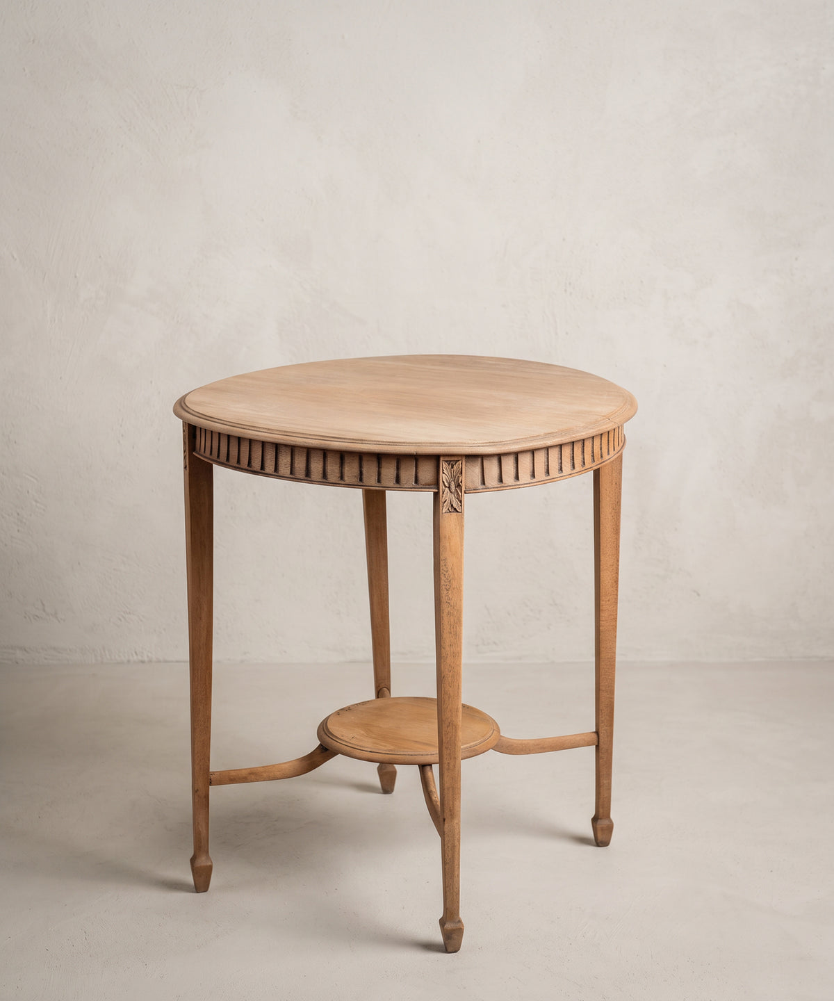 Mesa velador estilo Luis XVI de nogal lavado vista diagonal con roseta tallada — Antique Arte y Decoración
