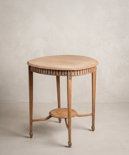 Mesa velador estilo Luis XVI de nogal lavado vista diagonal con roseta tallada — Antique Arte y Decoración