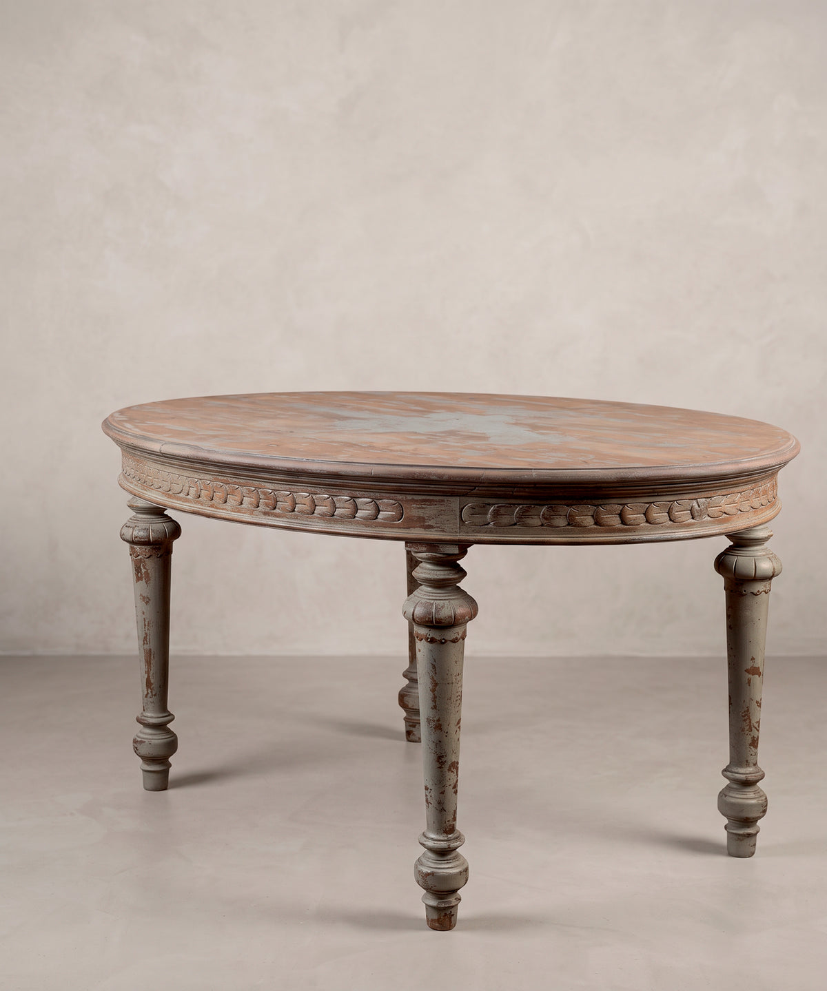 Mesa de comedor Luis XVI vista diagonal, patas en huso decapé gris — Antique Arte y Decoración