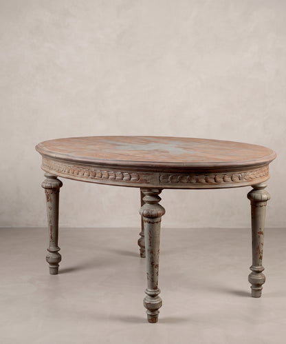 Mesa de comedor Luis XVI vista diagonal, patas en huso decapé gris — Antique Arte y Decoración