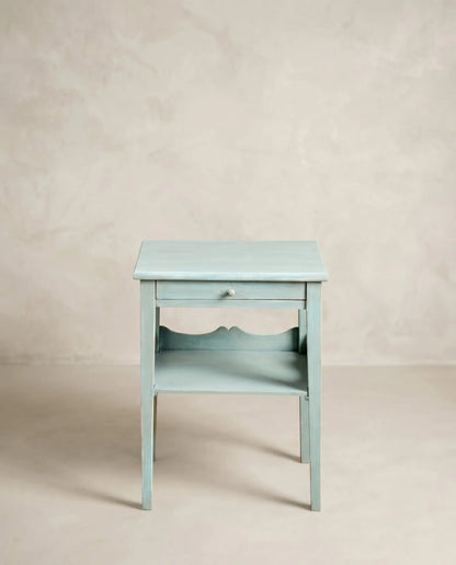 Mesa auxiliar francesa azul cielo decapé con cajón superior y galería ondulada decorativa vista frontal — Antique Arte y Decoración