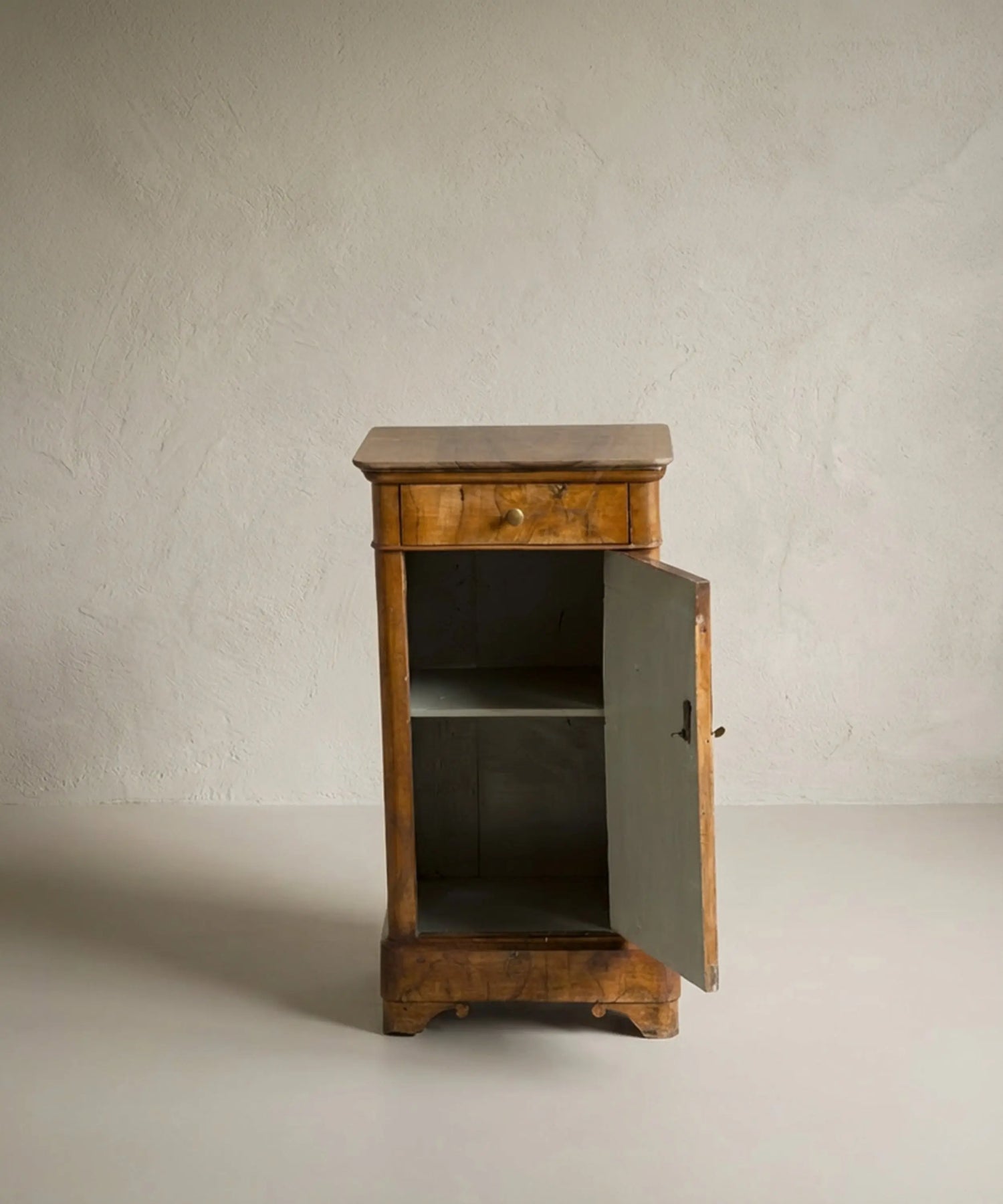 Mesita de Noche Auxiliar Antigua en Chapa de Raíz de Nogal (Estilo Luis Felipe)