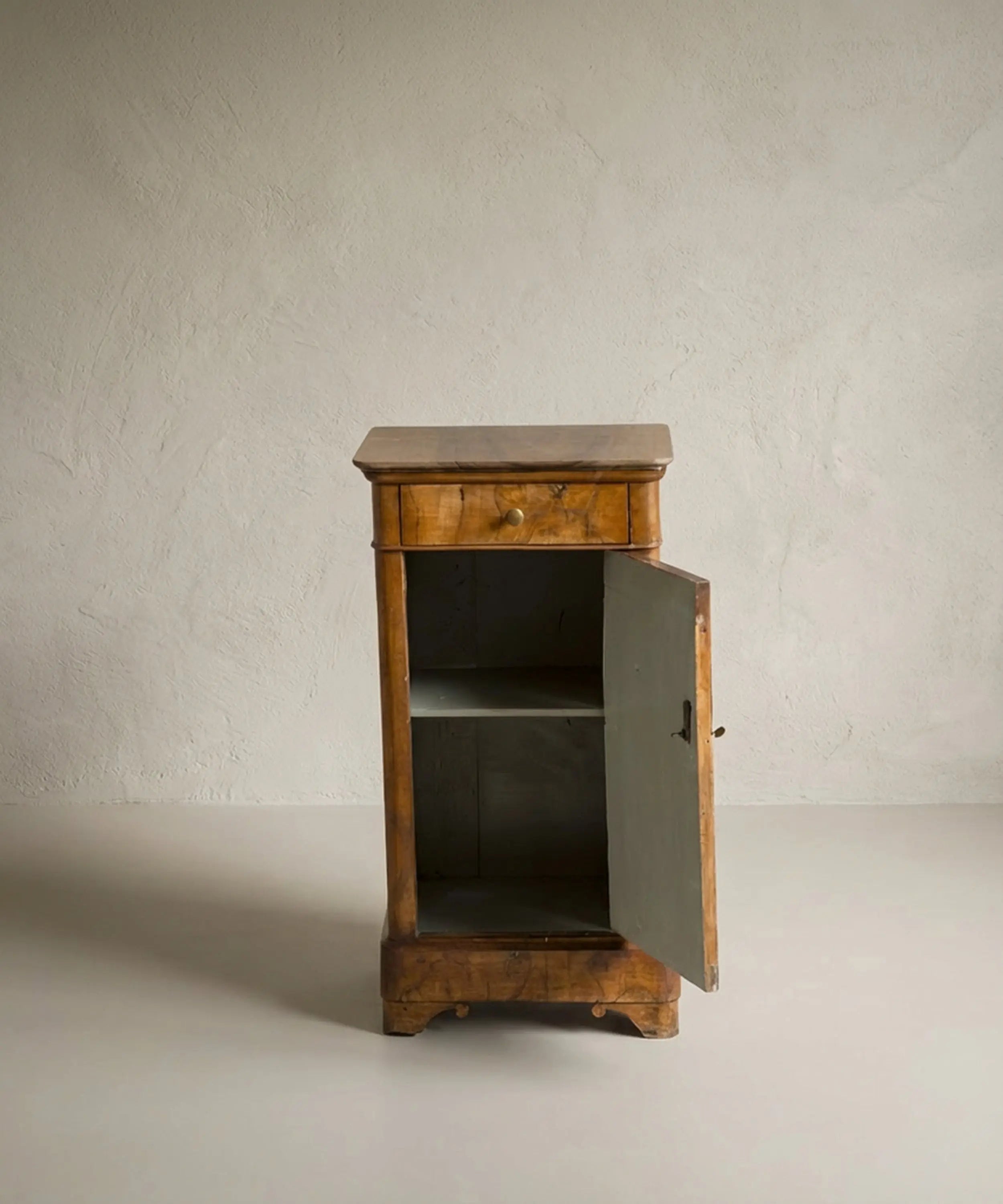 Mesita de Noche Auxiliar Antigua en Chapa de Raíz de Nogal (Estilo Luis Felipe)