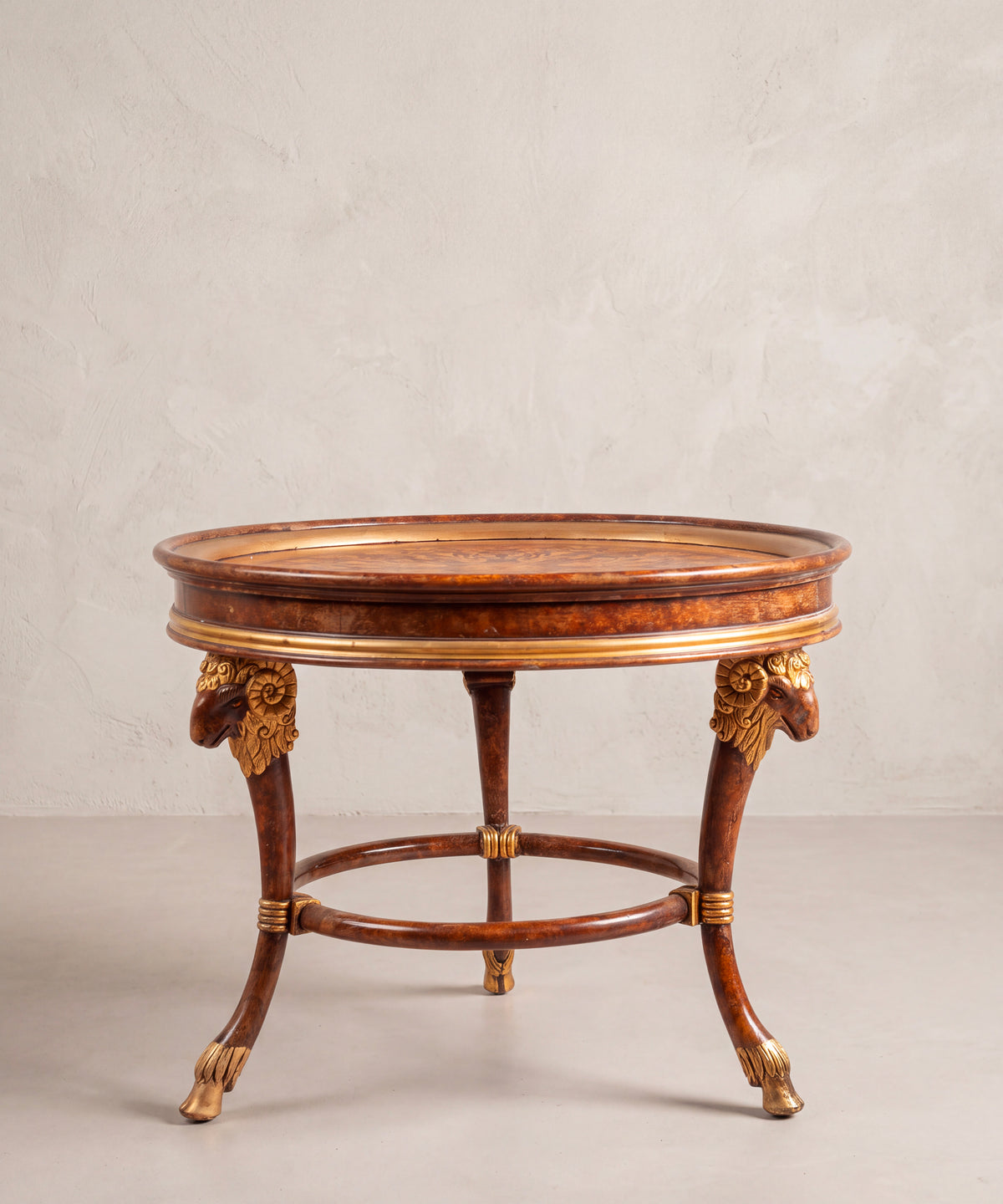Mesa redonda neoclásica de marquetería vista frontal, patas con pezuña dorada — Antique Arte y Decoración