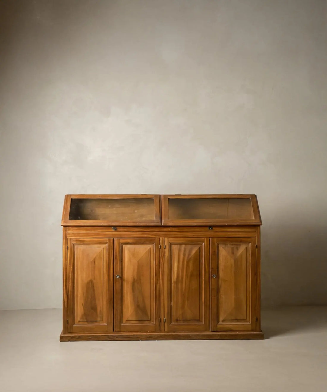 Mostrador antiguo de madera maciza con cuatro puertas en punta de diamante y vitrina doble.