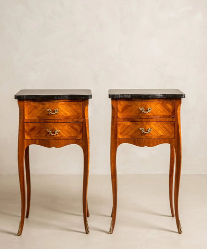Pareja de mesitas de noche con marquetería floral y tapa negra (Estilo Luis XV)