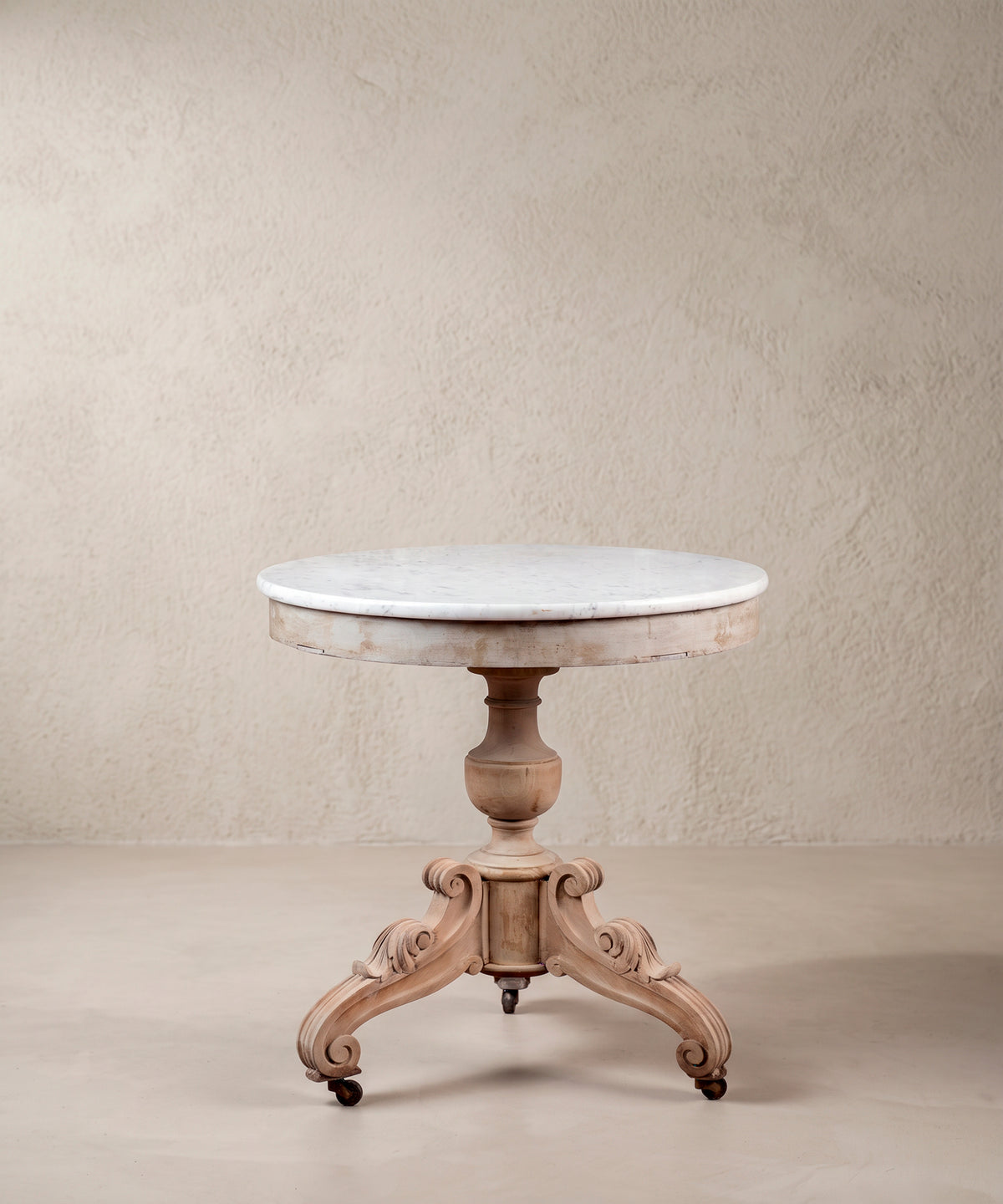 Velador antiguo de madera lavada y mármol blanco vista frontal, siglo XIX — Antique Arte y Decoración