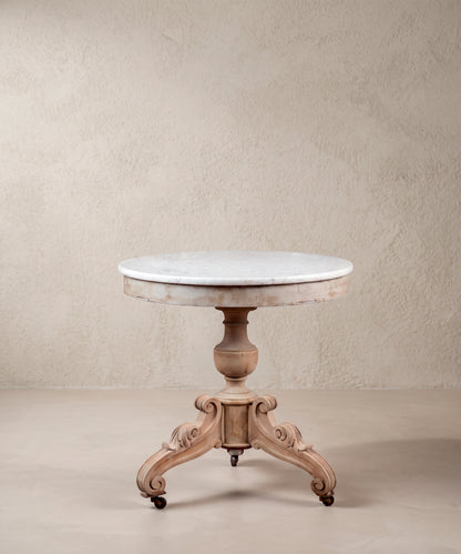 Velador antiguo de madera lavada y mármol blanco vista frontal, siglo XIX — Antique Arte y Decoración