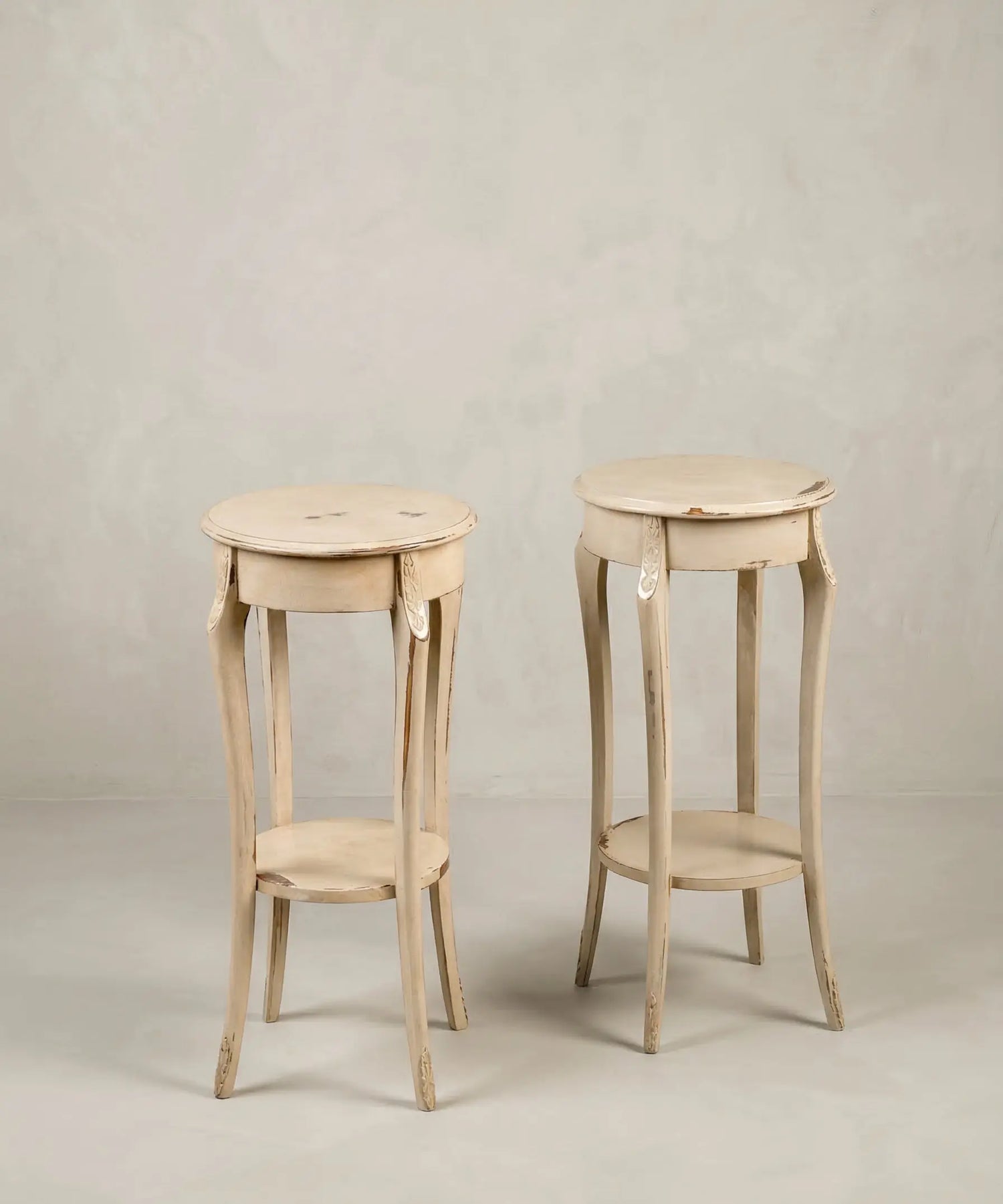 Pedestal peana estilo francés en decapé beige