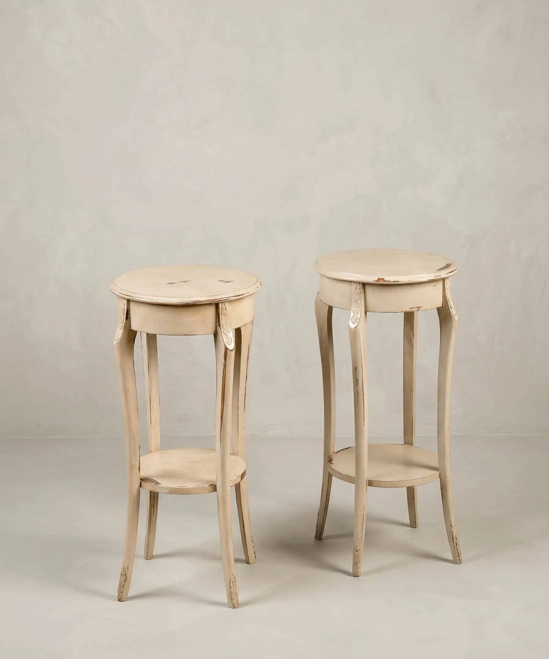 Pedestal peana estilo francés en decapé beige