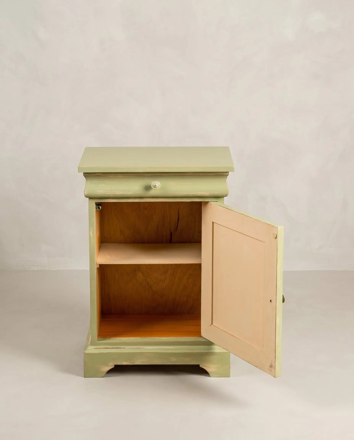 Interior de madera natural de mesita de noche vintage verde con balda de almacenaje.