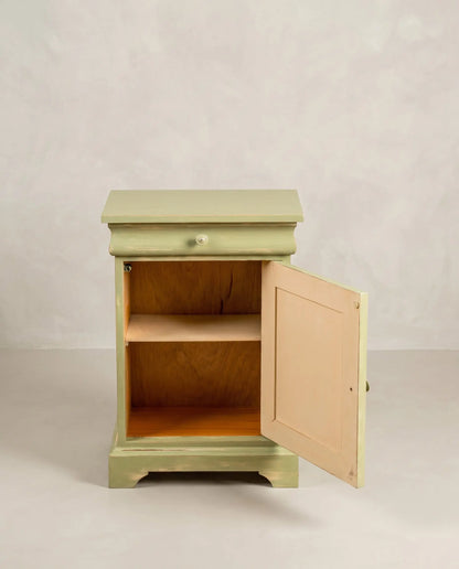 Interior de madera natural de mesita de noche vintage verde con balda de almacenaje.