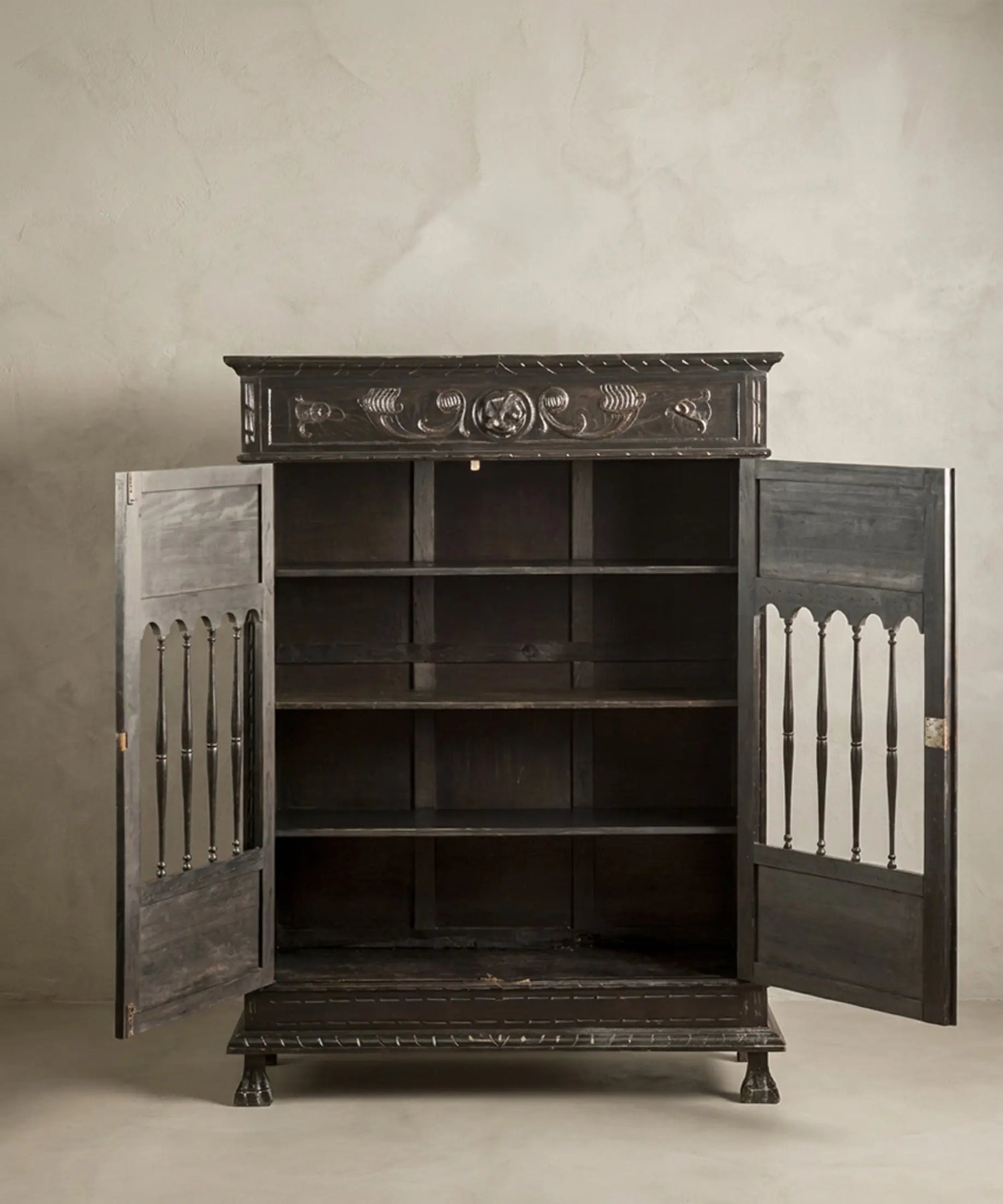 Librería bretona con puertas abiertas mostrando tres baldas interiores en madera maciza — Antique Arte y Decoración