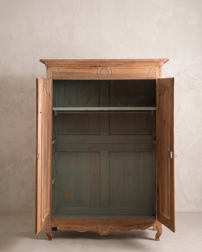 Armario antiguo francés de nogal abierto con interior verde decapé y balda — Antique Arte y Decoración