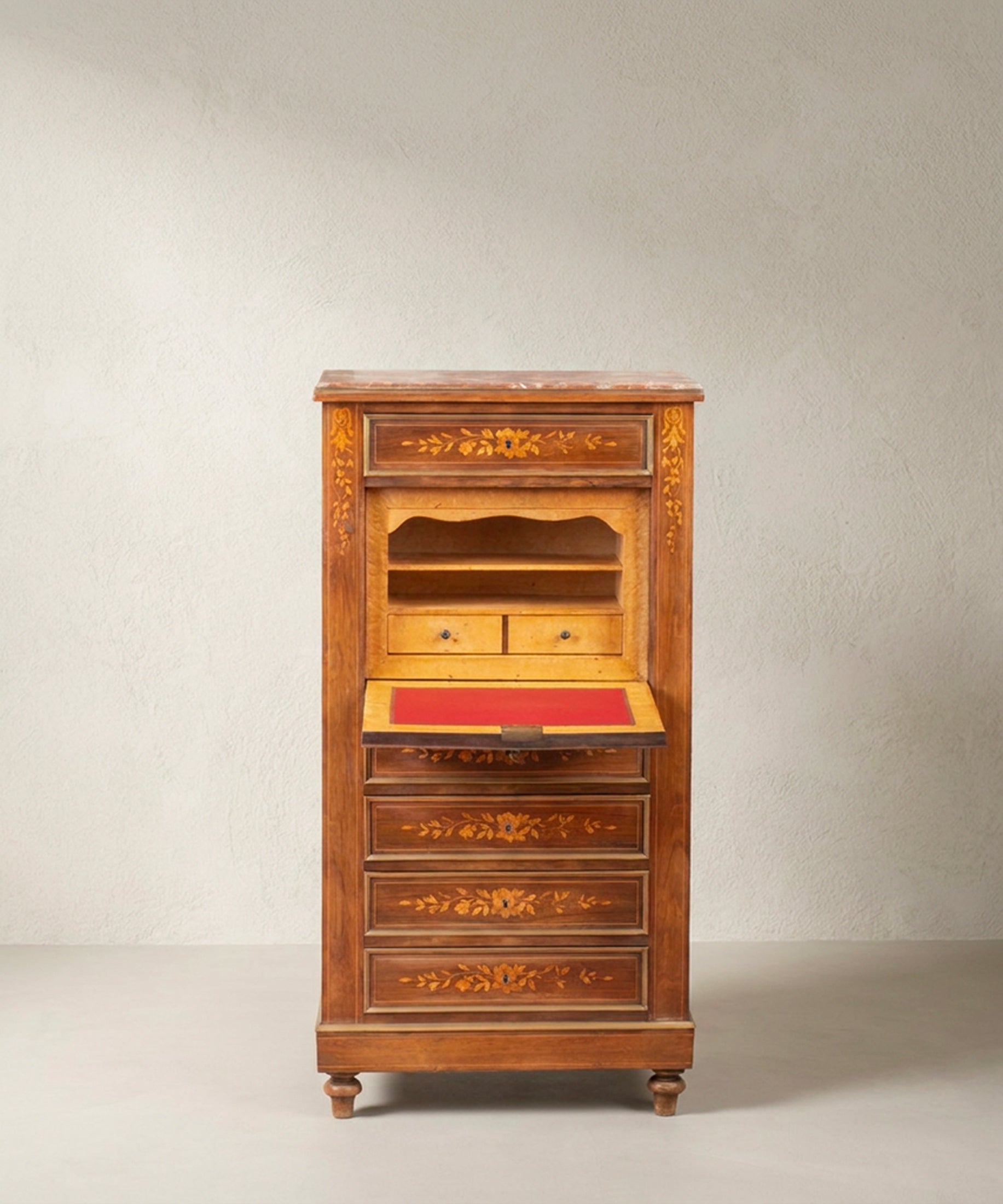 Secreter antiguo abierto con escritorio de tapete rojo y greca dorada — Antique Arte y Decoración