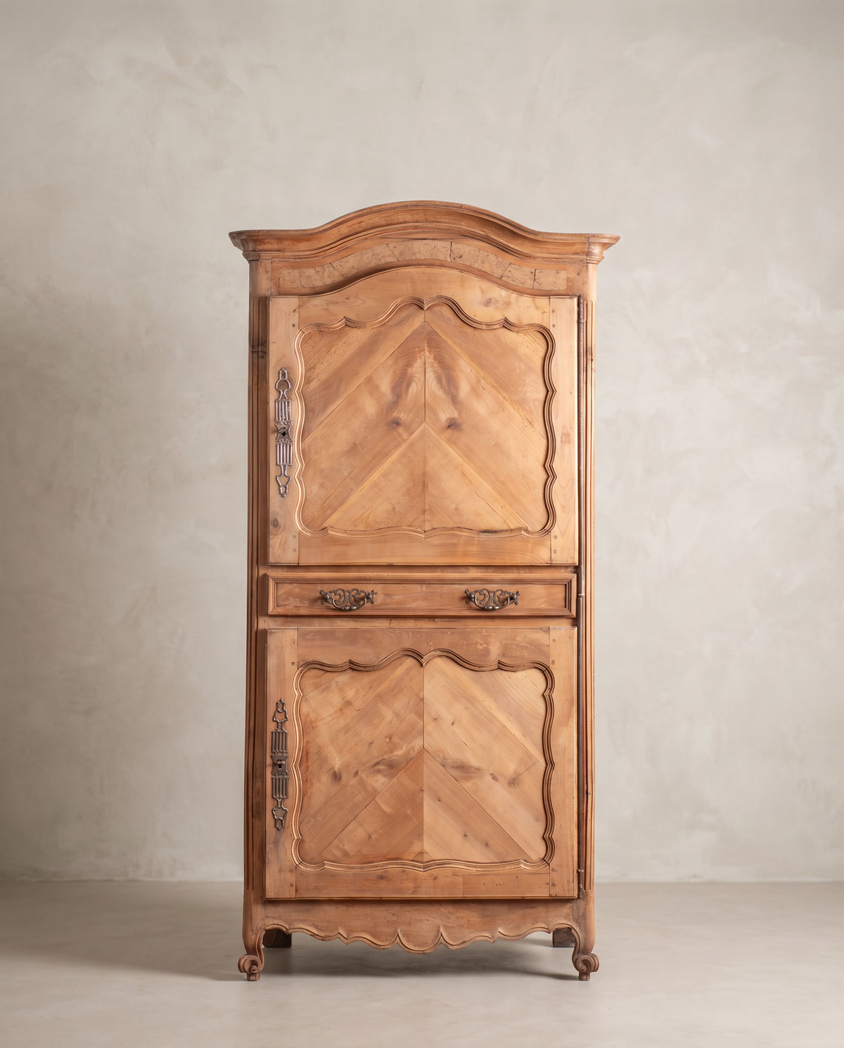 Armario antiguo francés homme debout Luis XV vista frontal con puertas en espiga — Antique Arte y Decoración
