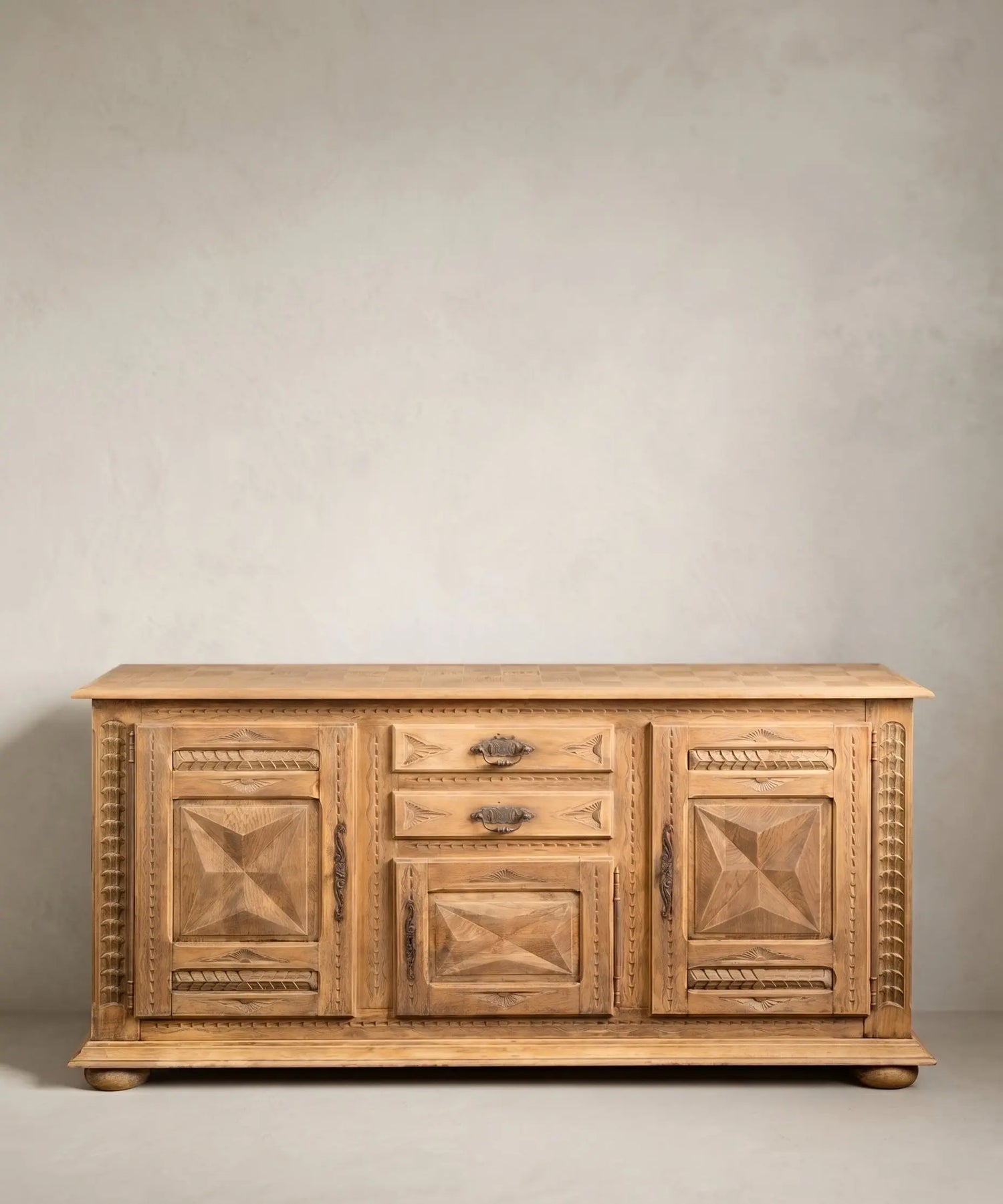 Aparador roble macizo tallado natural vista frontal 210 cm tres puertas dos cajones siglo XIX — Antique Arte y Decoración
