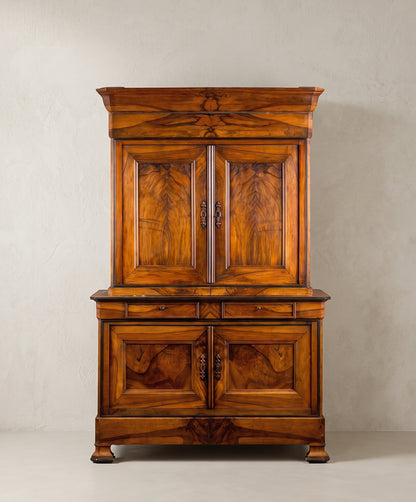 Aparador antiguo de nogal de dos cuerpos estilo Luis Felipe vista frontal — Antique Arte y Decoración