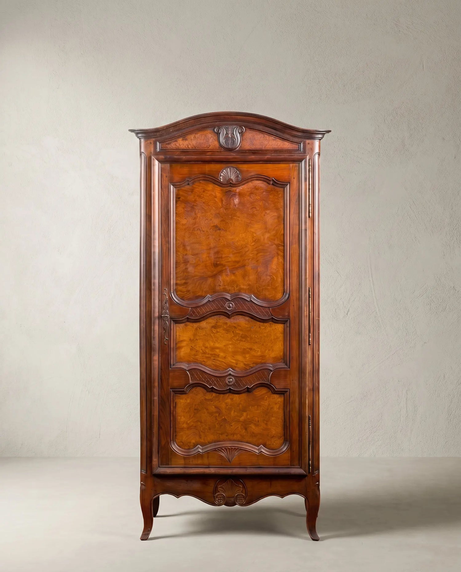 Armario antiguo estilo Luis XV una puerta nogal y raíz vista frontal completa — Antique Arte y Decoración