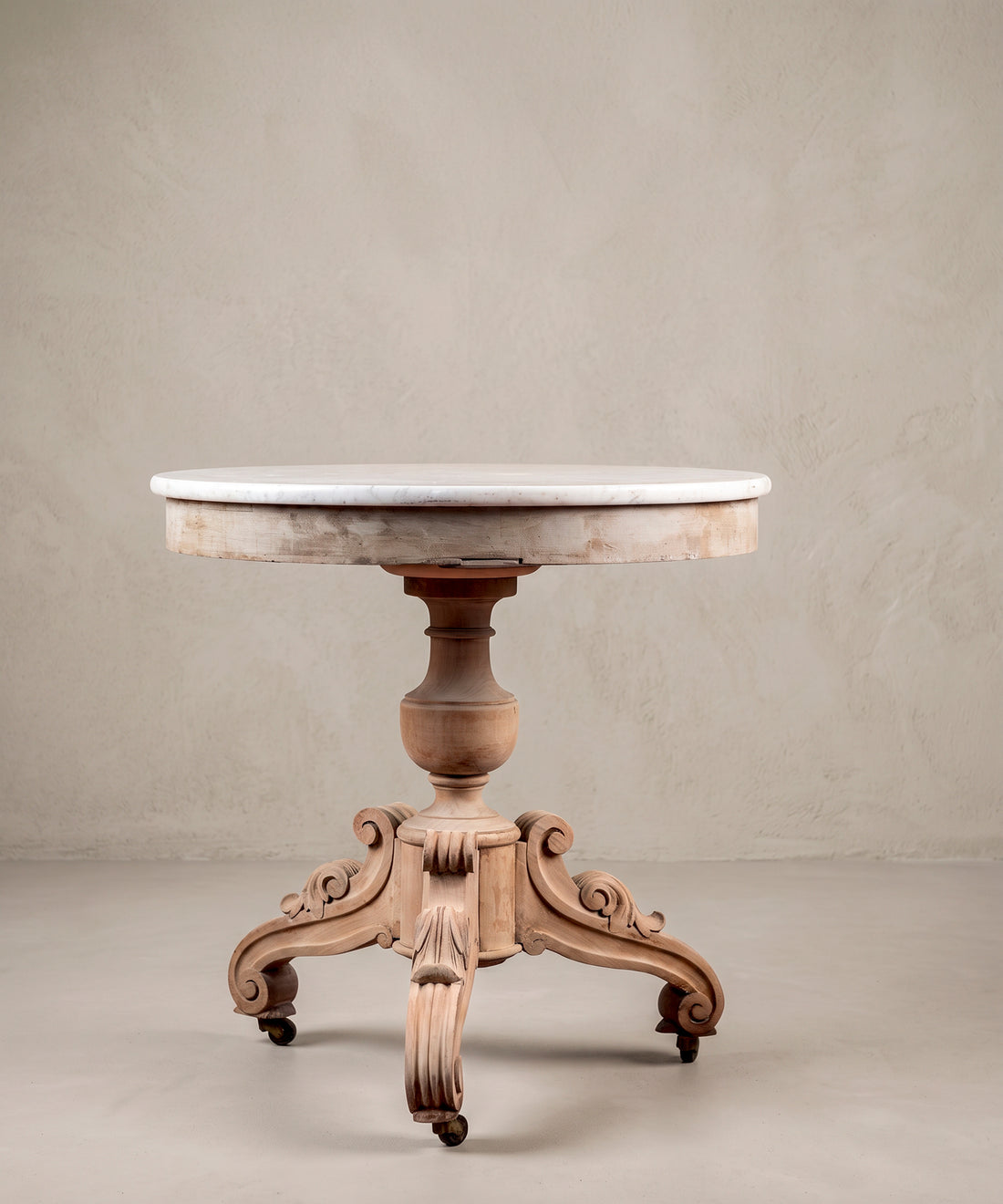 Velador Luis Felipe vista baja: pie torneado y tres patas talladas con ruedas — Antique Arte y Decoración