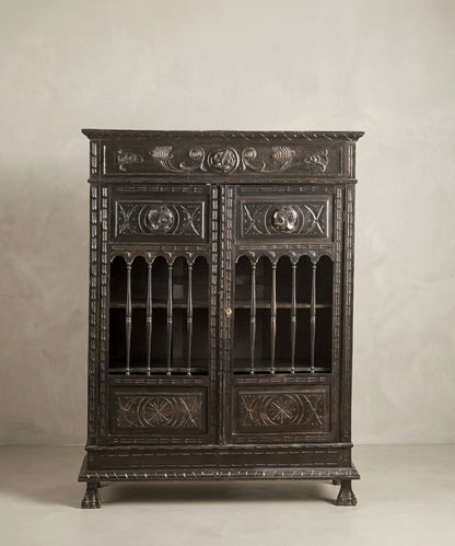 Librería antigua francesa ebonizada con balaustres tallados y dos puertas vista frontal — Antique Arte y Decoración