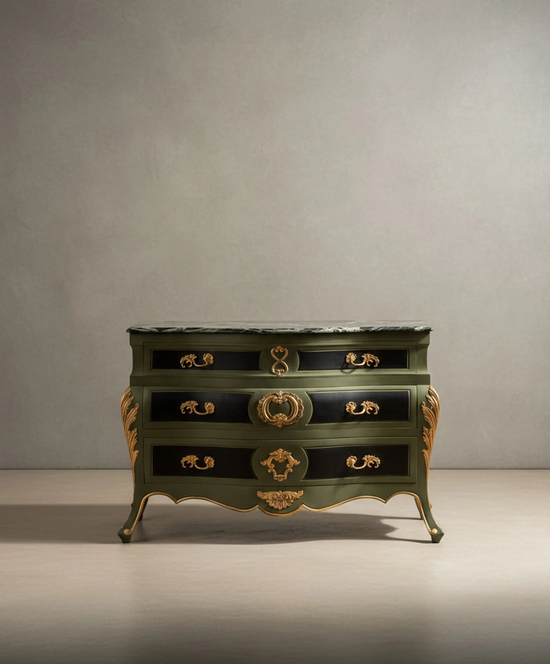 Vista frontal de cómoda bombe estilo Luis XV en verde oliva y negro con tapa de mármol y fondo neutro.