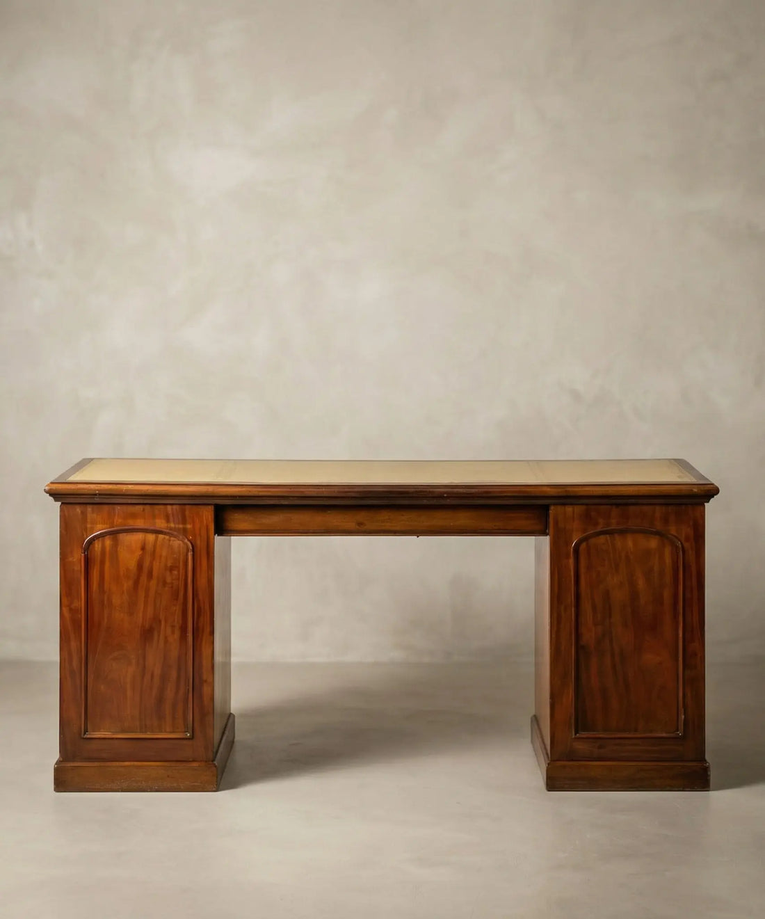 Escritorio antiguo de doble pedestal en madera de caoba con paneles tallados y diseño clásico.