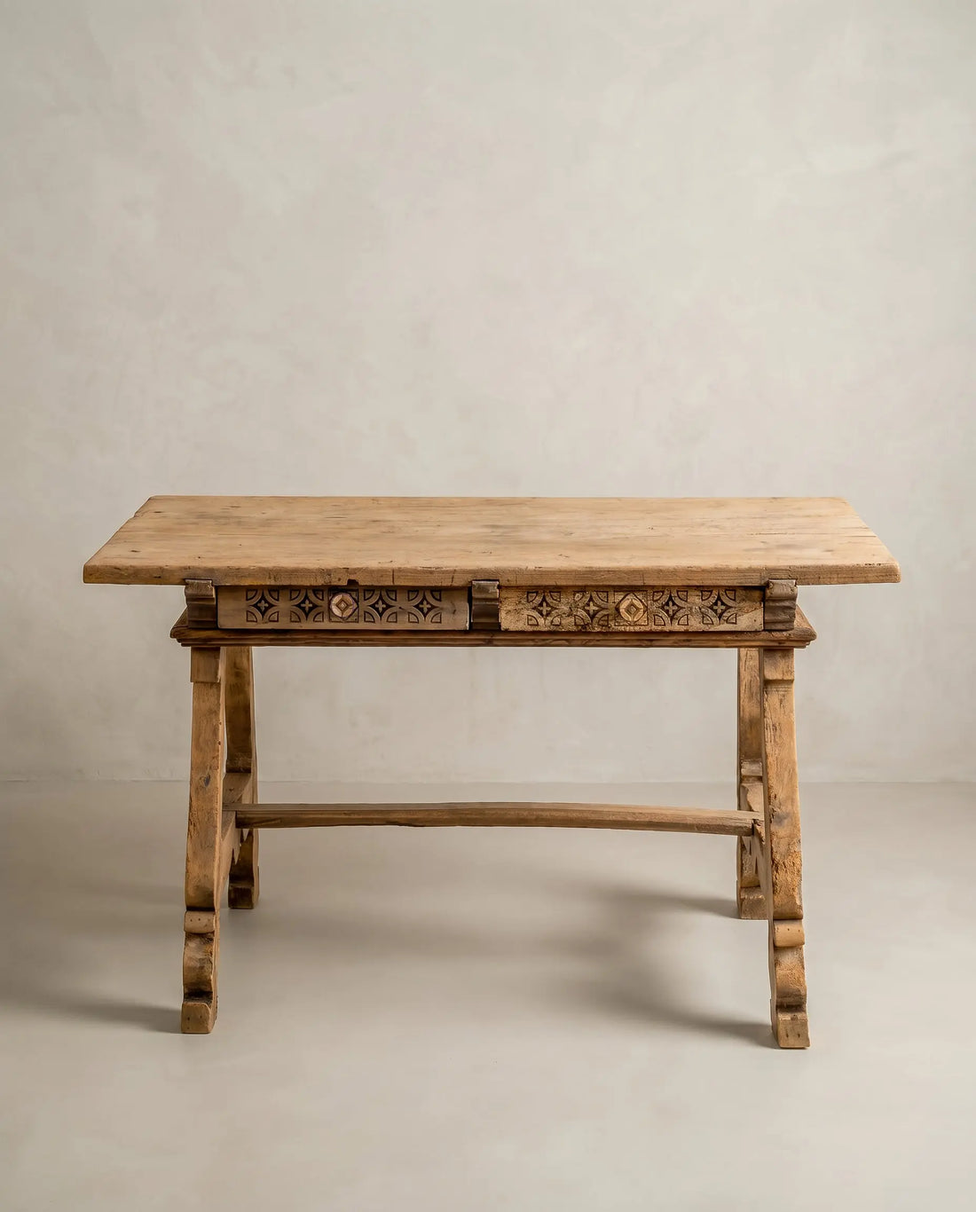 Mesa de Escritorio Castellana del Siglo XVII | Pata de Lira con Talla Original