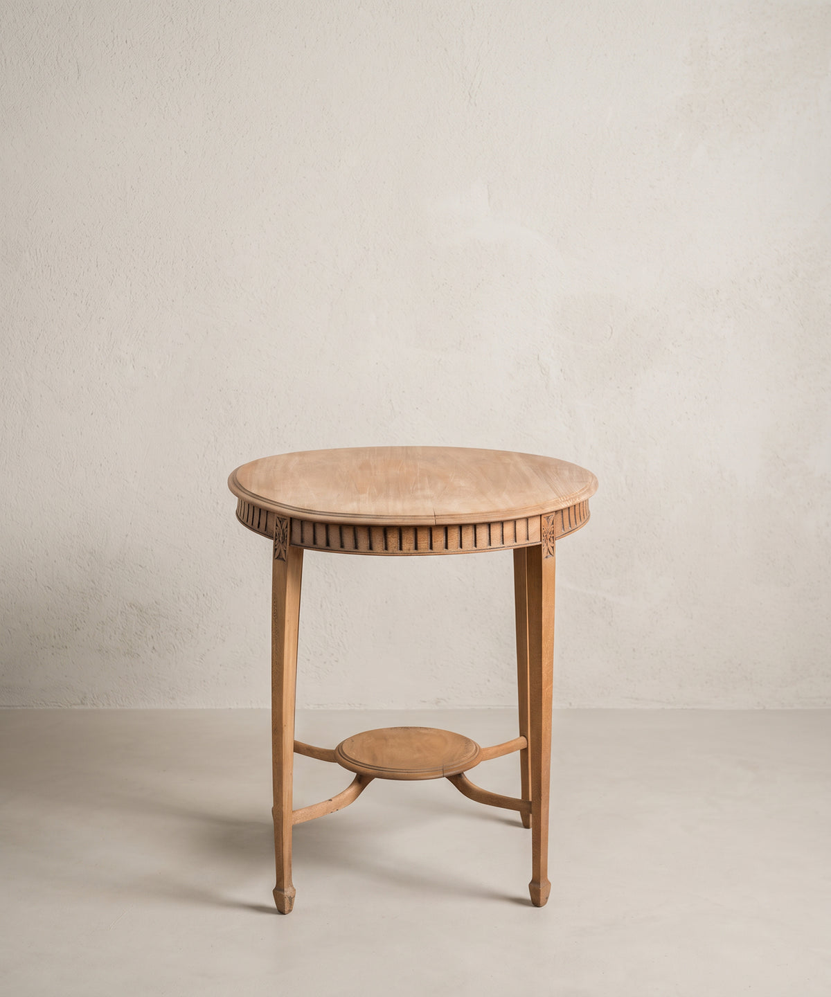 Mesa velador vintage de nogal lavado estilo Luis XVI vista frontal — Antique Arte y Decoración