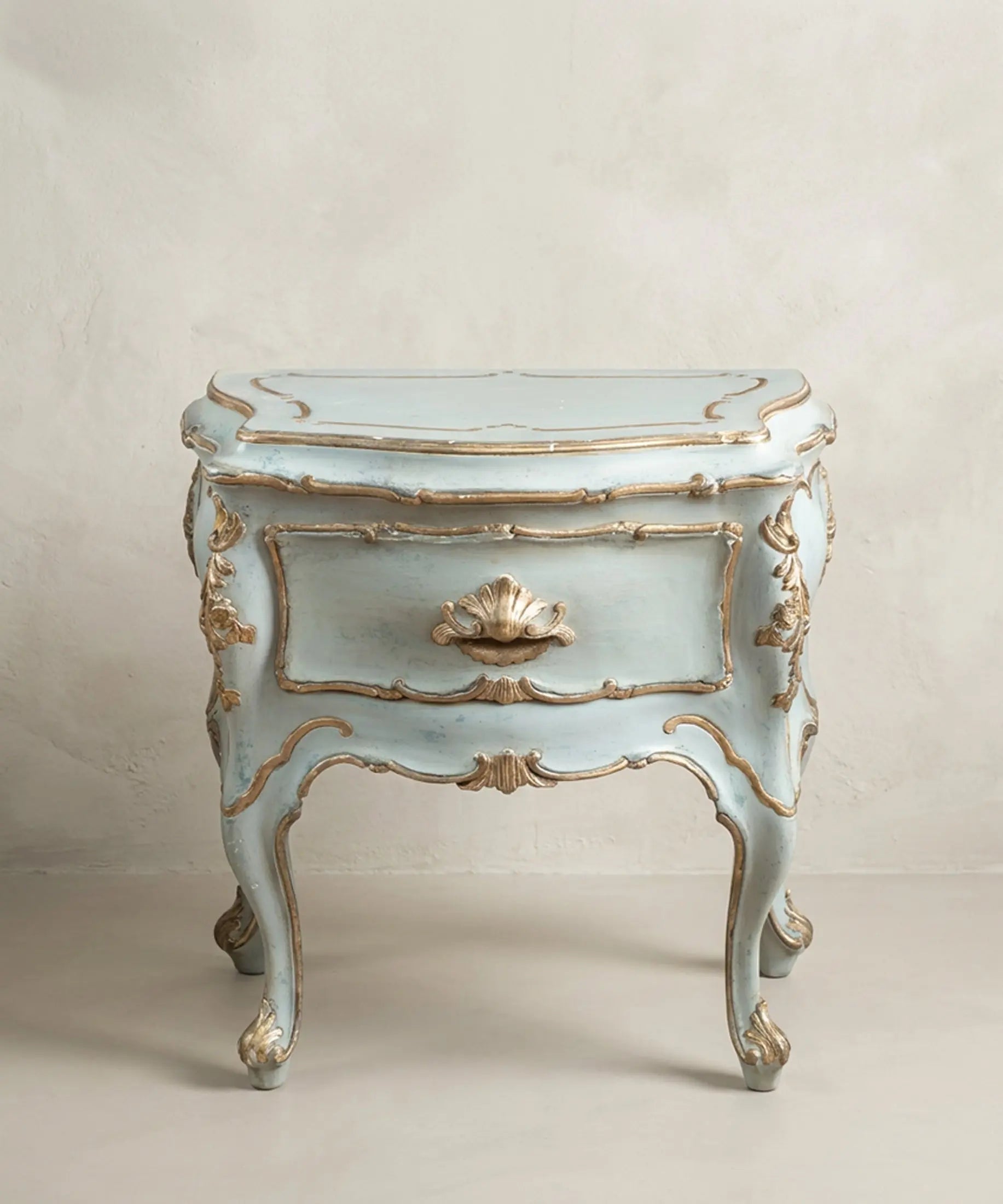 Mesita de noche veneciana vintage azul cielo decapé con cajón y tirador en venera dorada vista frontal — Antique Arte y Decoración