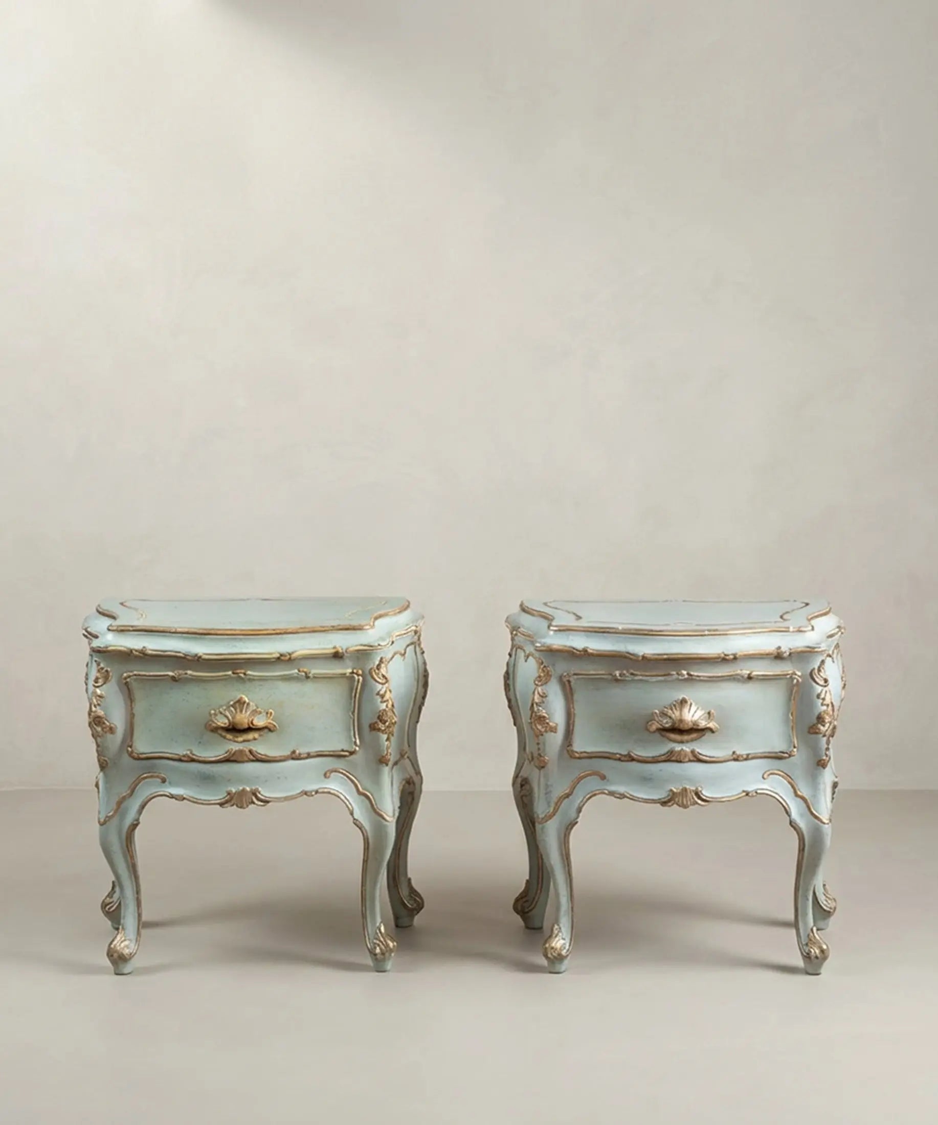 Pareja de mesitas de noche venecianas en azul cielo decapé vista frontal — Antique Arte y Decoración