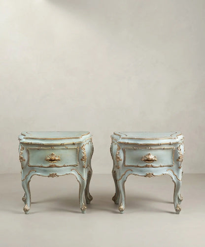 Pareja de mesitas de noche venecianas en azul cielo decapé vista frontal — Antique Arte y Decoración