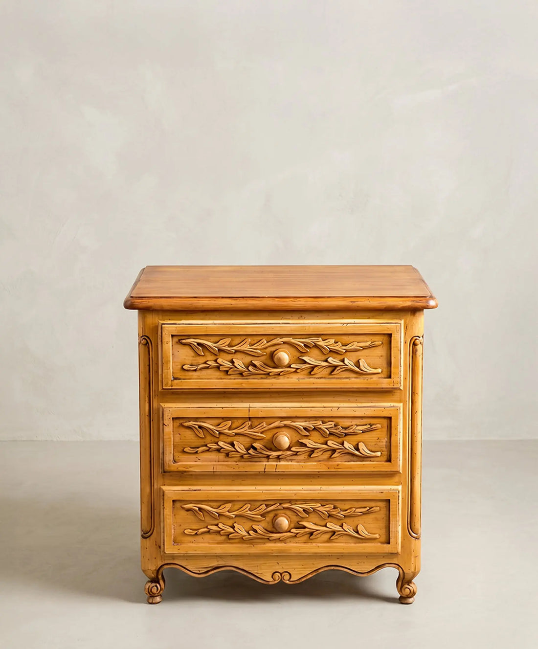 Mueble auxiliar vintage provenzal vista frontal tres cajones tallas olivo cerezo — Antique Arte y Decoración