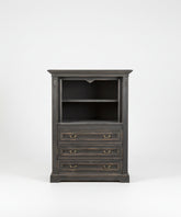 Detalle primer plano de los cajones negros con tiradores de latón y acabado envejecido