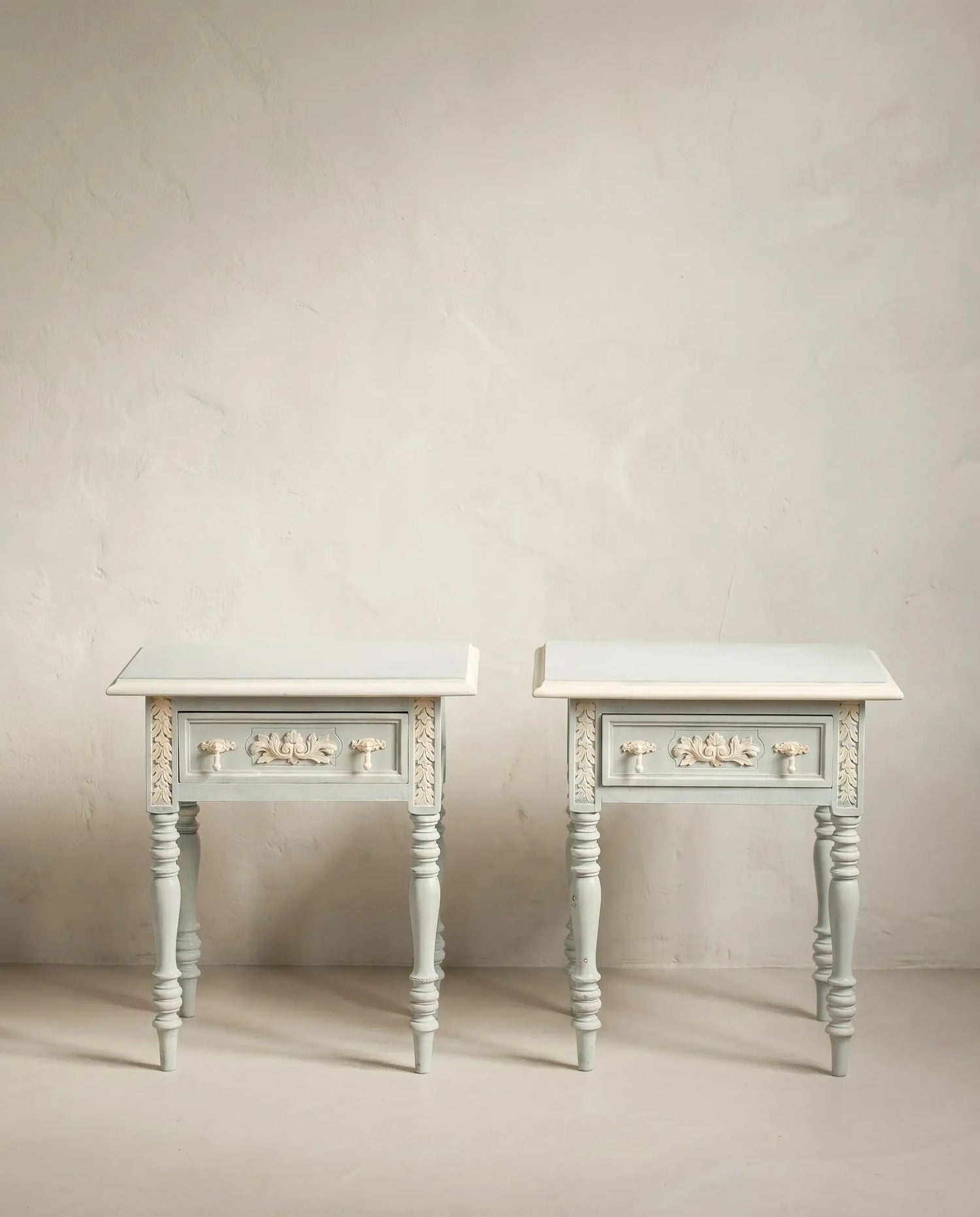 Pareja mesitas noche azul celadón crema vista frontal patas torneadas talla voluta cajón — Antique Arte y Decoración