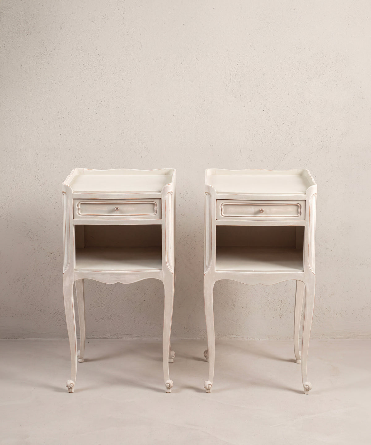 Pareja de Mesitas de Noche Vintage en Gris y Blanco | Estilo Luis XV, Francia