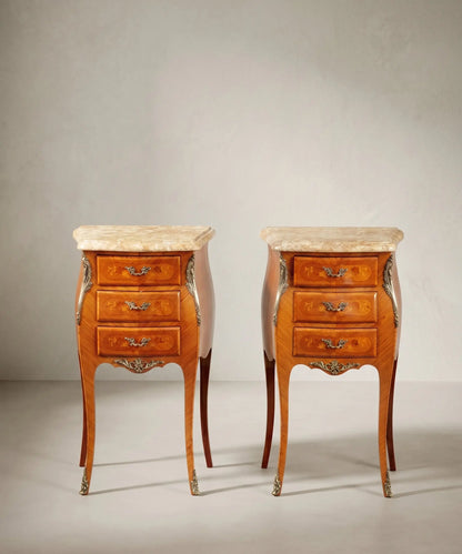 Pareja de mesitas de noche vintage de planta arriñonada con tres cajones y marquetería floral.