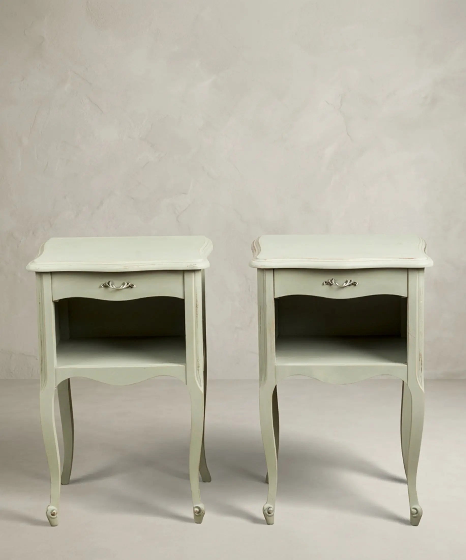 Pareja mesitas Luis XV verde salvia vista frontal patas cabriolé — Antique Arte y Decoración