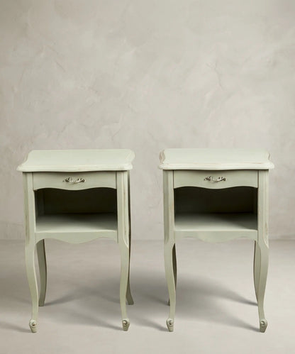 Pareja mesitas Luis XV verde salvia vista frontal patas cabriolé — Antique Arte y Decoración