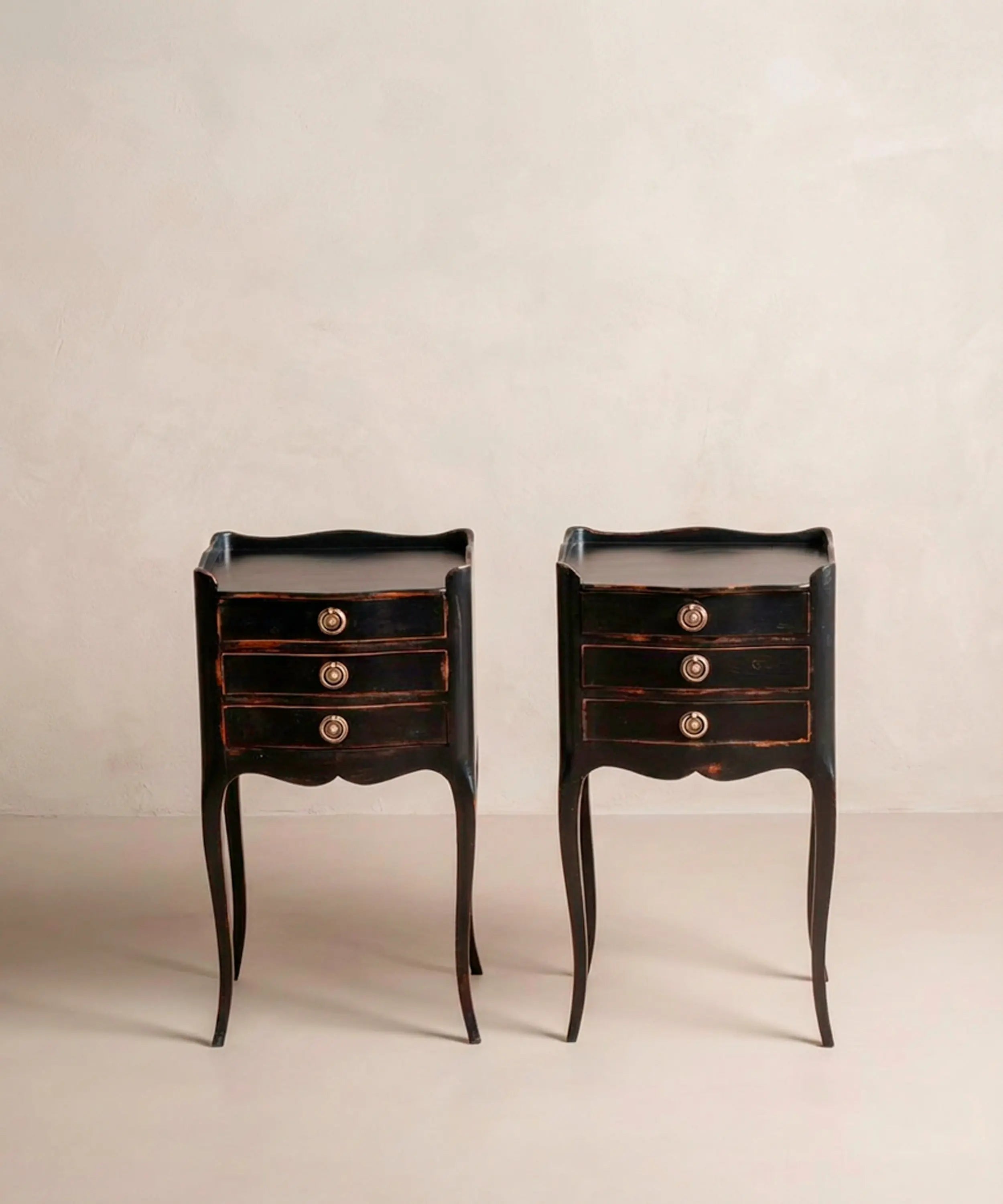 Pareja de mesitas de noche estrechas vintage de 3 cajones en negro mate con aristas de madera.