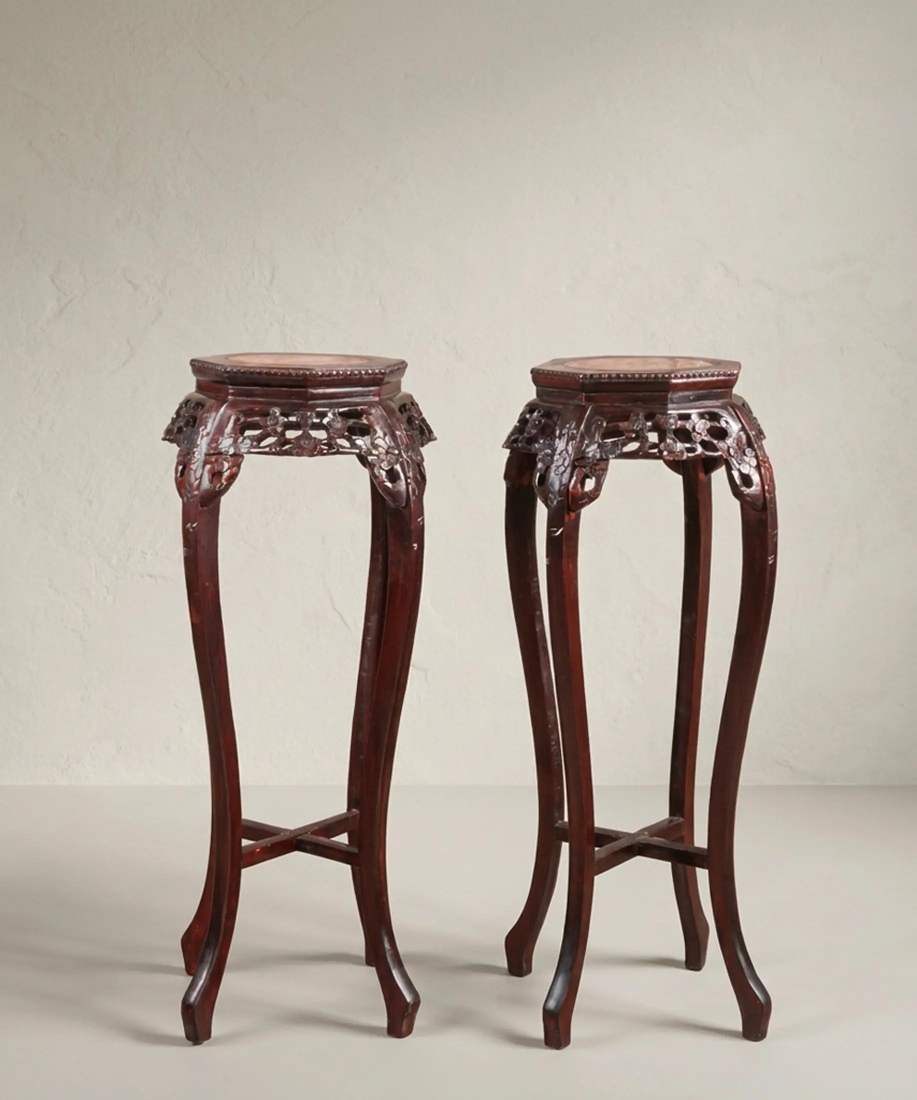 Pedestal Chino de Madera Tallada con Mármol Rosa | Vintage