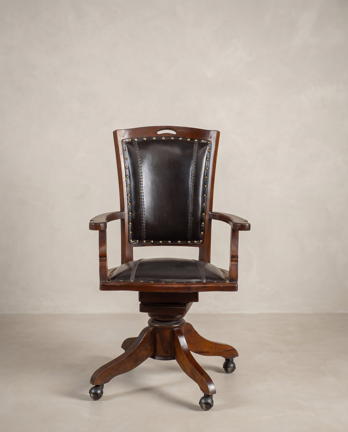 Sillón de despacho giratorio vintage en piel negra vista frontal — Antique Arte y Decoración