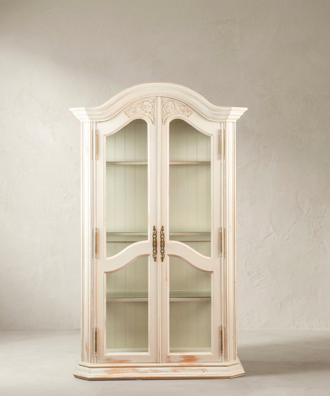 Vitrina vintage provenzal decapada en blanco roto vista frontal — Antique Arte y Decoración
