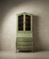 Bureau Secrétaire vintage de estilo francés provenzal en color verde salvia con vitrina superior y cajones tallados.