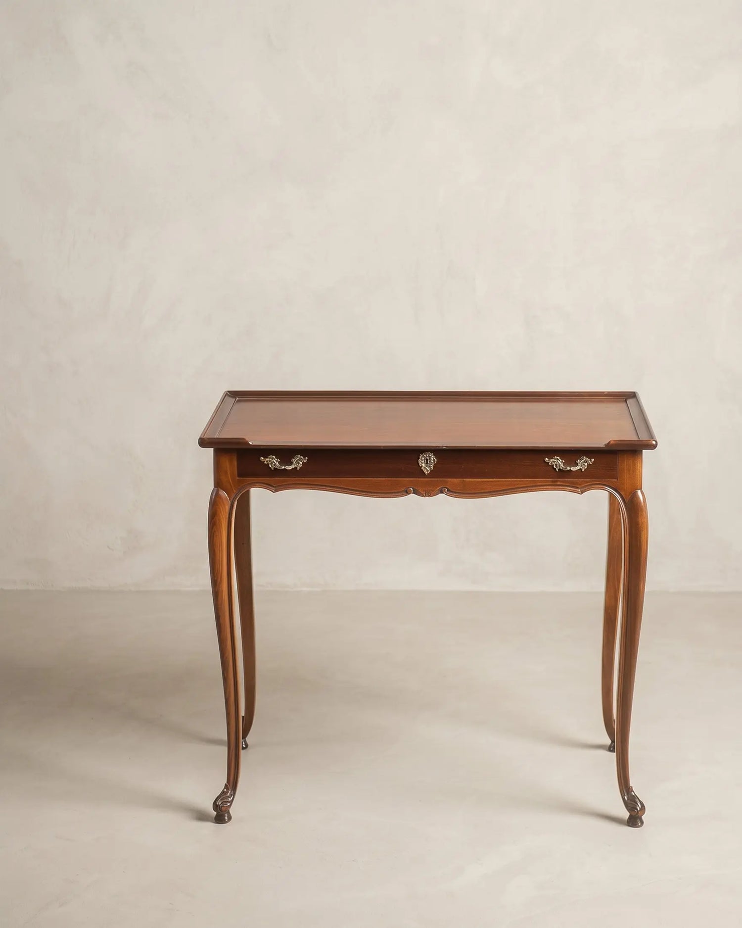 Mesa auxiliar de caoba estilo Luis XV vista frontal con cajón — Antique Arte y Decoración