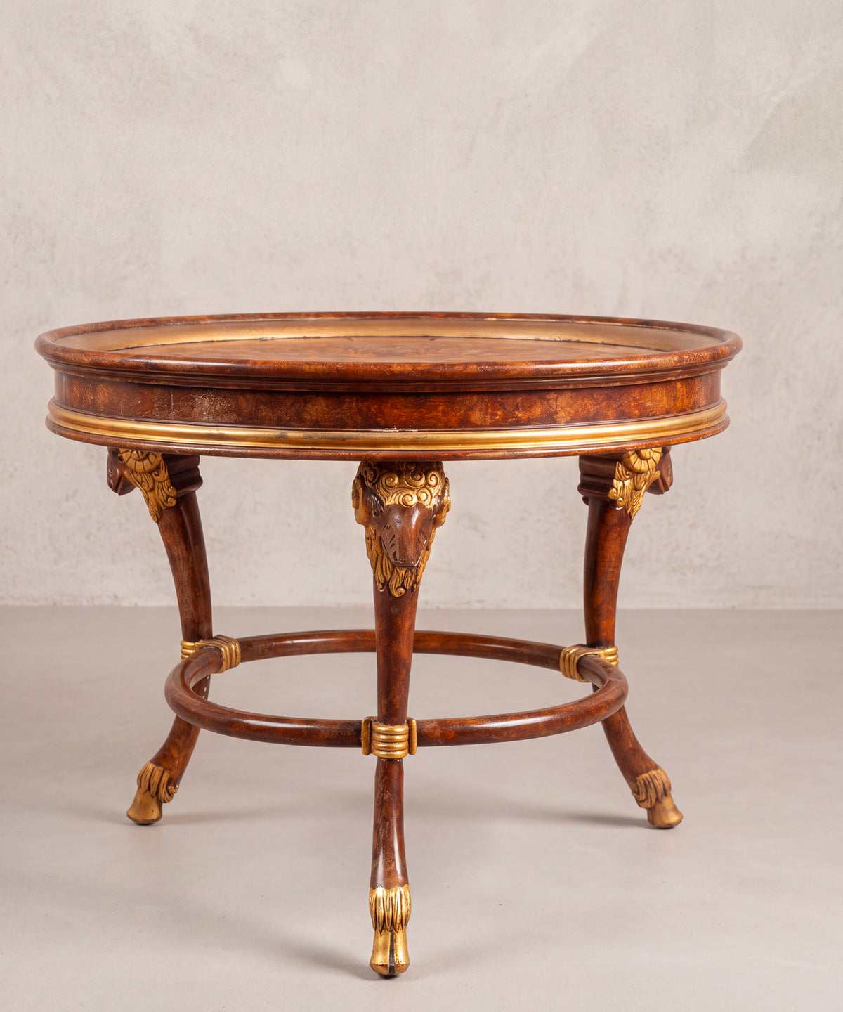 Mesa de tres patas con cabeza de carnero y aro dorado, vista frontal — Antique Arte y Decoración