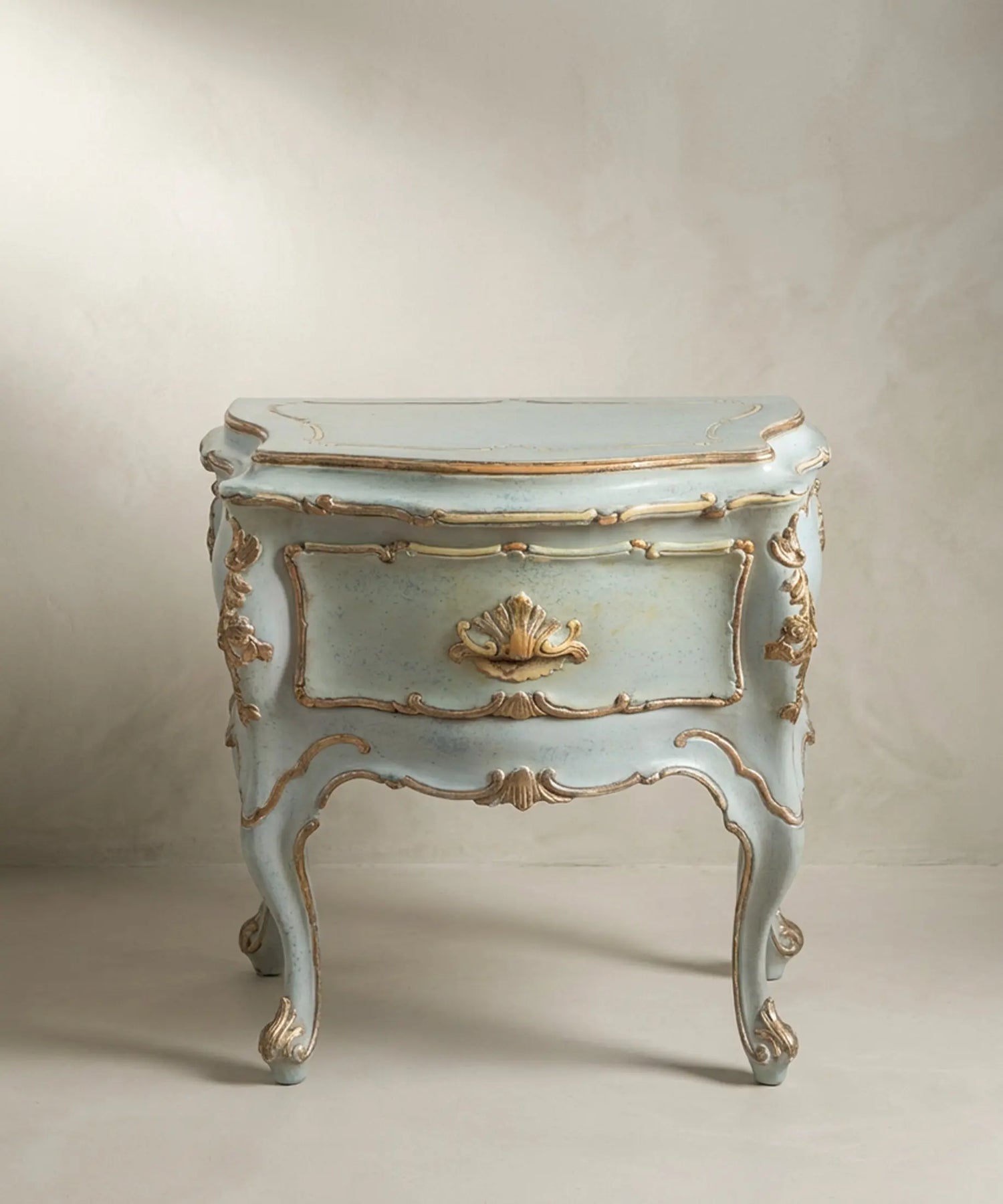 Mesita de noche veneciana azul cielo y oro con tirador en venera dorada y apliques rocaille — Antique Arte y Decoración