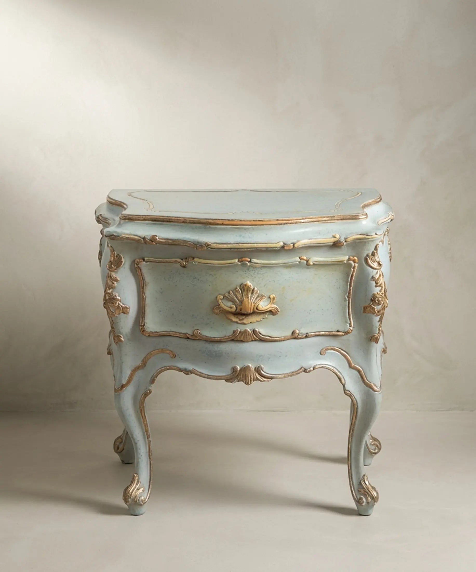 Mesita de noche veneciana azul cielo y oro con tirador en venera dorada y apliques rocaille — Antique Arte y Decoración