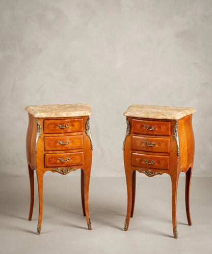 Pareja de mesitas de noche con marquetería floral y mármol (Estilo Francés)